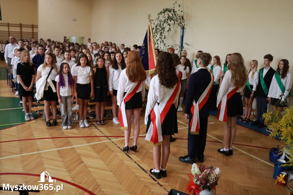 Fotorelacja: Rozpoczęcie nowego roku szkolnego w SP3 Myszków