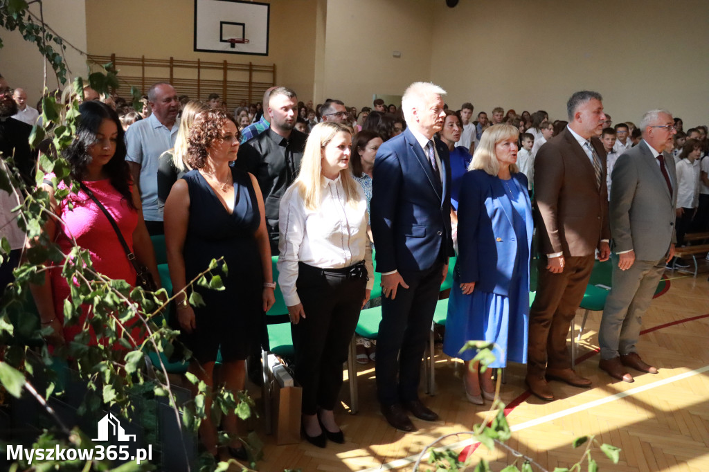 Fotorelacja: Rozpoczęcie nowego roku szkolnego w SP3 Myszków