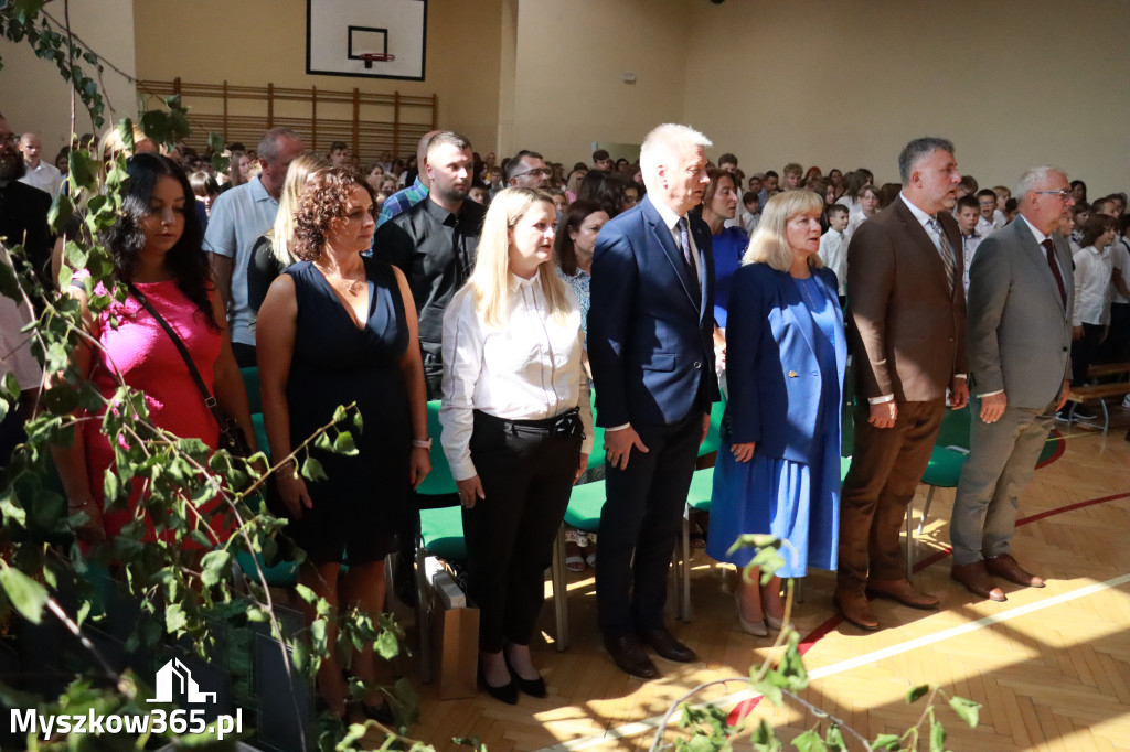 Fotorelacja: Rozpoczęcie nowego roku szkolnego w SP3 Myszków