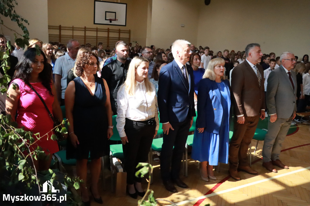 Fotorelacja: Rozpoczęcie nowego roku szkolnego w SP3 Myszków