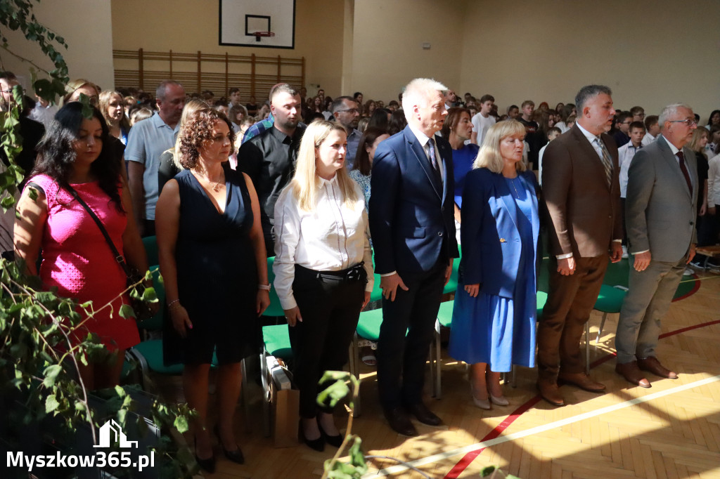 Fotorelacja: Rozpoczęcie nowego roku szkolnego w SP3 Myszków