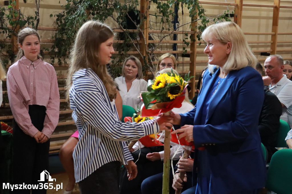 Fotorelacja: Rozpoczęcie nowego roku szkolnego w SP3 Myszków