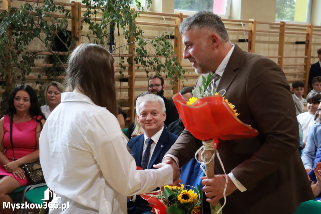 Fotorelacja: Rozpoczęcie nowego roku szkolnego w SP3 Myszków