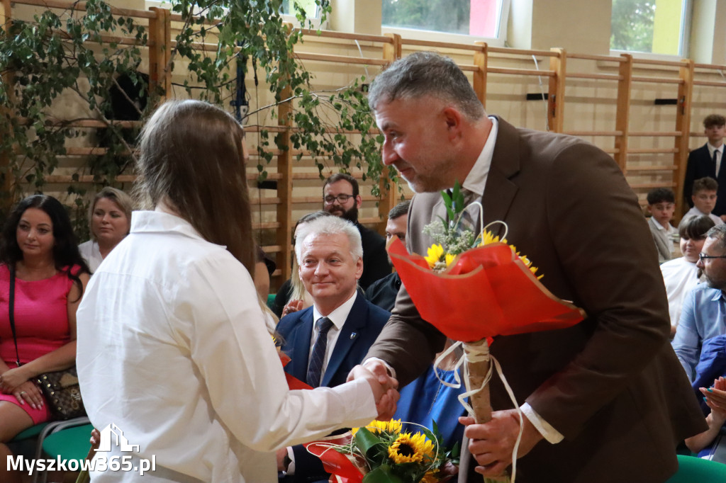 Fotorelacja: Rozpoczęcie nowego roku szkolnego w SP3 Myszków