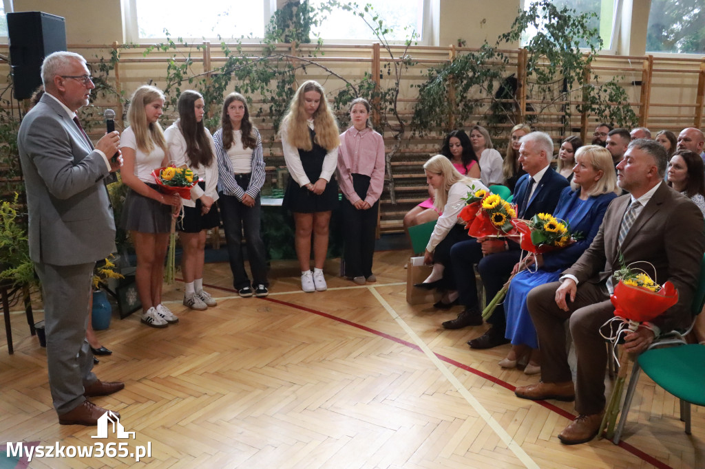 Fotorelacja: Rozpoczęcie nowego roku szkolnego w SP3 Myszków