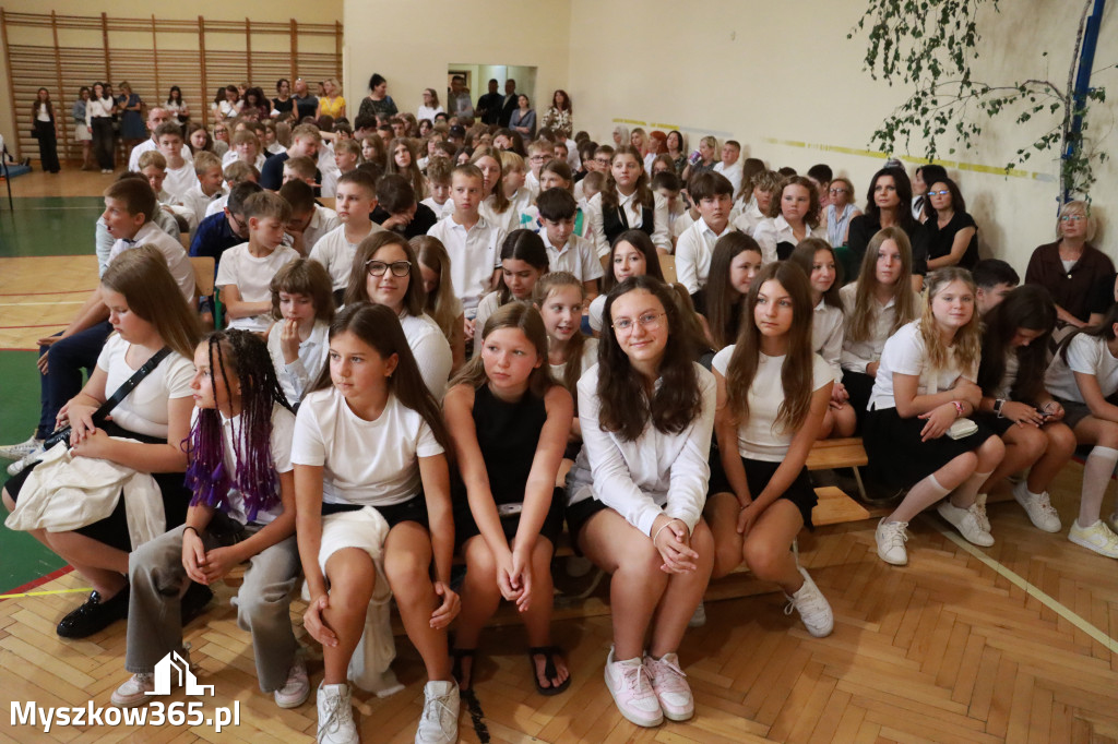 Fotorelacja: Rozpoczęcie nowego roku szkolnego w SP3 Myszków
