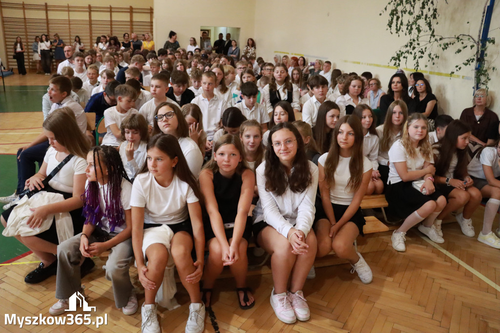 Fotorelacja: Rozpoczęcie nowego roku szkolnego w SP3 Myszków