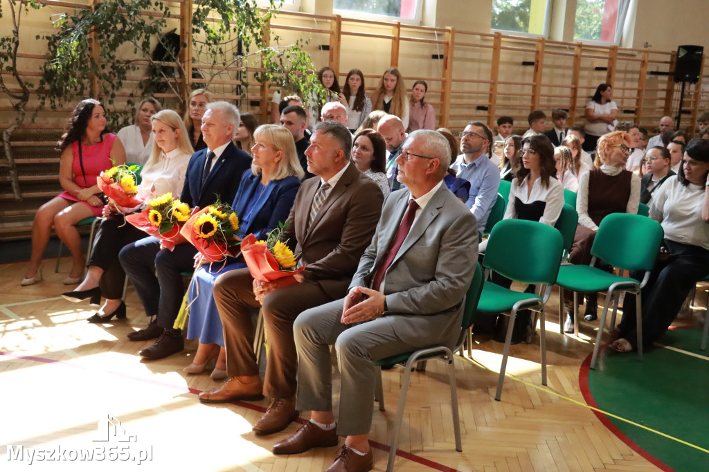 Fotorelacja: Rozpoczęcie nowego roku szkolnego w SP3 Myszków