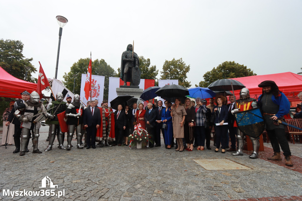 Fotorelacja: Uroczystość Odsłonięcia Pomnika Krystyna I z Koziegłów herbu Lis.
