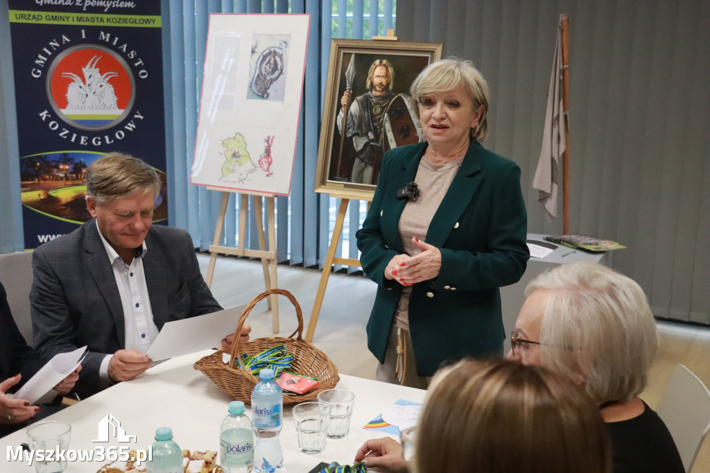 Fotorelacja: Uroczyste Odsłonięcie gabloty KOZIOŁEK ŁĄCZY LUDZI