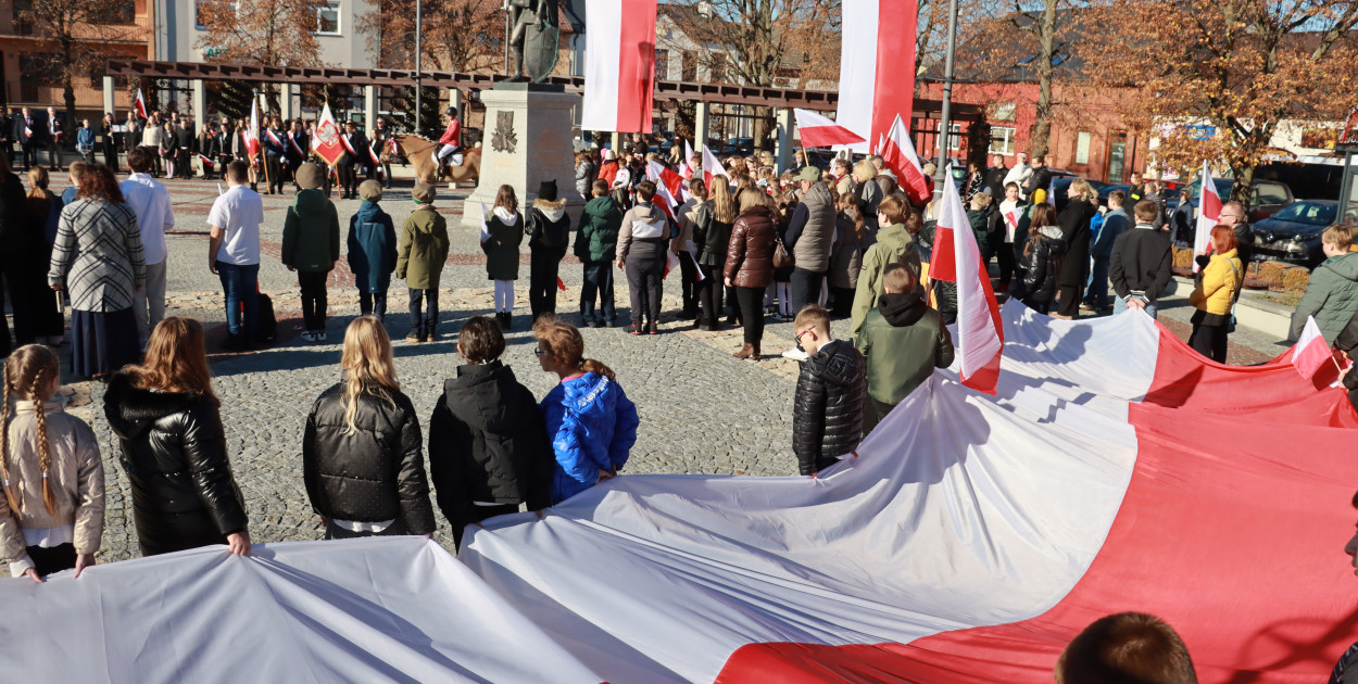 Fotorelacja I: Obchody 107. ROCZNICY ODZYSKANIA NIEPODLEGŁOŚCI na rynku w Koziegłowach