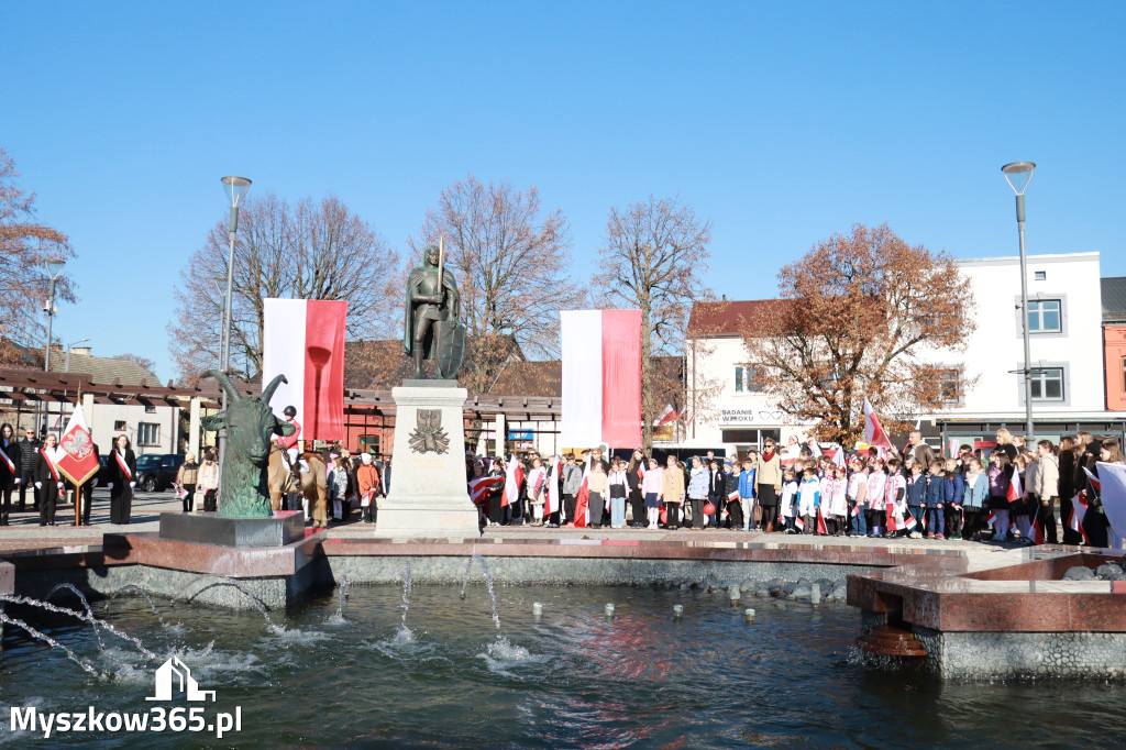 Fotorelacja I: Obchody 107. ROCZNICY ODZYSKANIA NIEPODLEGŁOŚCI na rynku w Koziegłowach