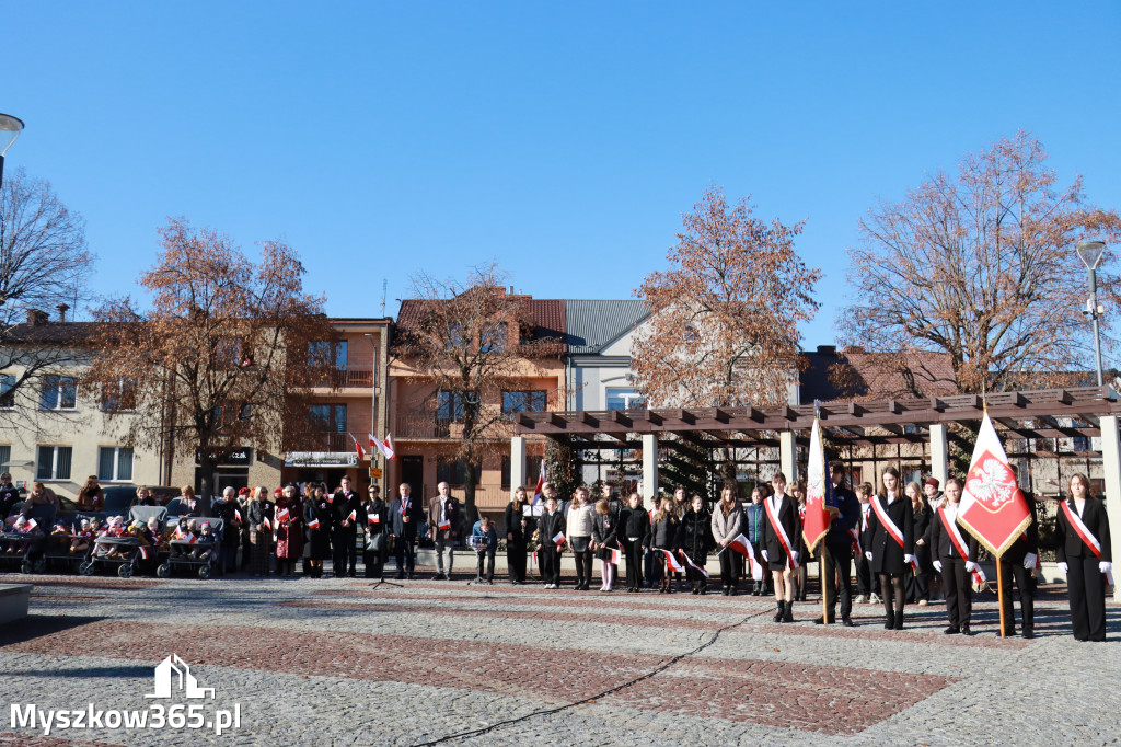 Fotorelacja I: Obchody 107. ROCZNICY ODZYSKANIA NIEPODLEGŁOŚCI na rynku w Koziegłowach
