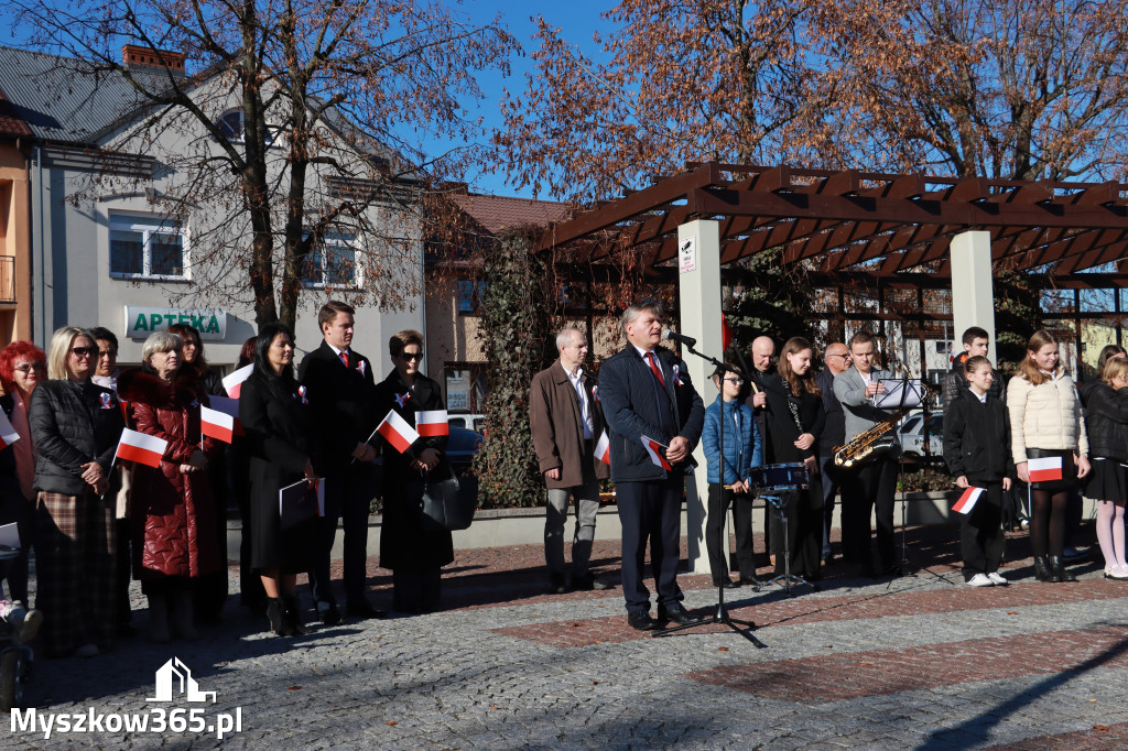 Fotorelacja I: Obchody 107. ROCZNICY ODZYSKANIA NIEPODLEGŁOŚCI na rynku w Koziegłowach