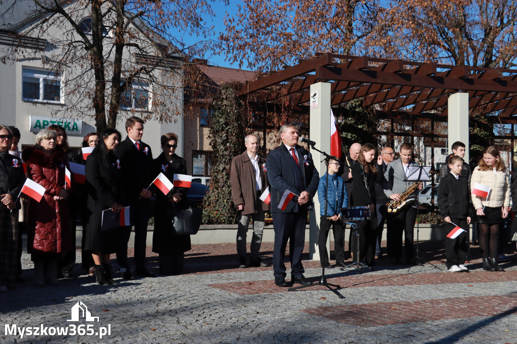 Fotorelacja I: Obchody 107. ROCZNICY ODZYSKANIA NIEPODLEGŁOŚCI na rynku w Koziegłowach