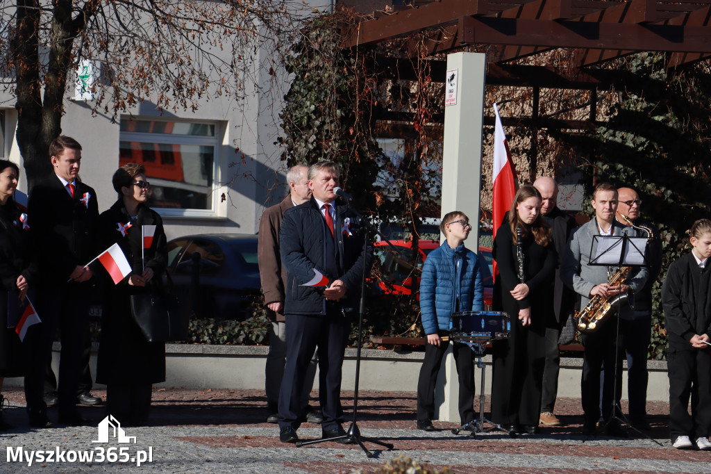 Fotorelacja I: Obchody 107. ROCZNICY ODZYSKANIA NIEPODLEGŁOŚCI na rynku w Koziegłowach