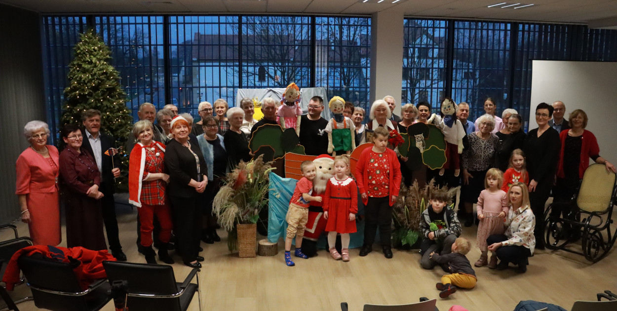 Fotorelacja: Spektakl lalkowy przygotowany przez Klub Seniora Koziołek  - Bajka PRZYGODY BOLKA I LOLKA