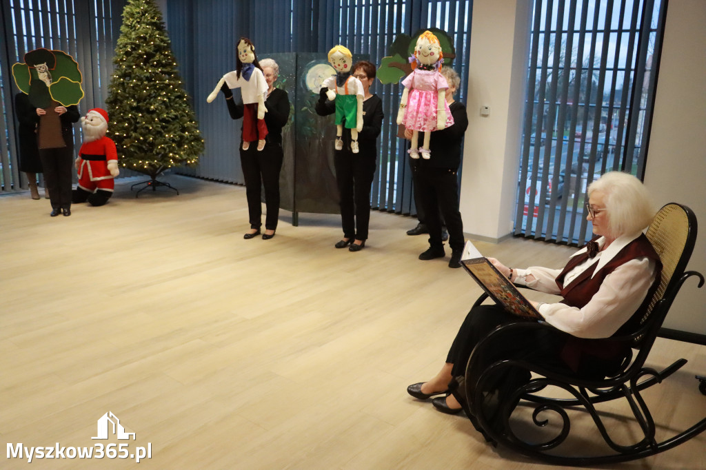 Fotorelacja: Spektakl lalkowy przygotowany przez Klub Seniora Koziołek  - Bajka PRZYGODY BOLKA I LOLKA