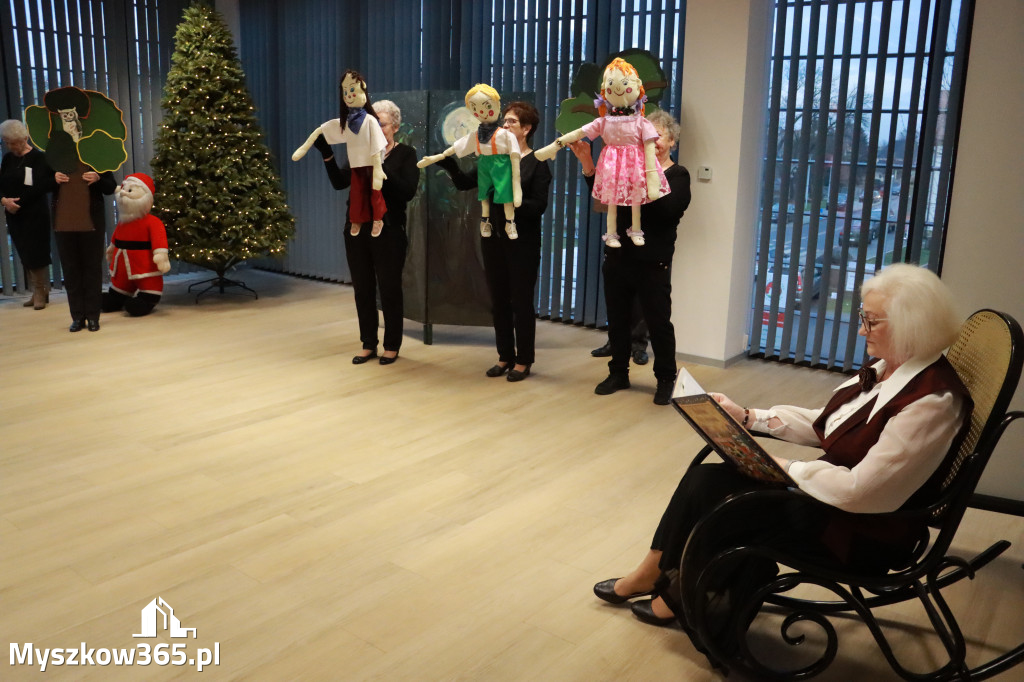 Fotorelacja: Spektakl lalkowy przygotowany przez Klub Seniora Koziołek  - Bajka PRZYGODY BOLKA I LOLKA