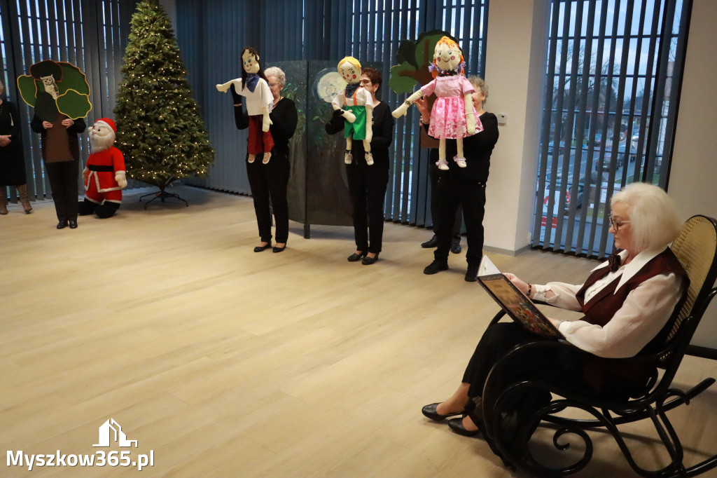 Fotorelacja: Spektakl lalkowy przygotowany przez Klub Seniora Koziołek  - Bajka PRZYGODY BOLKA I LOLKA