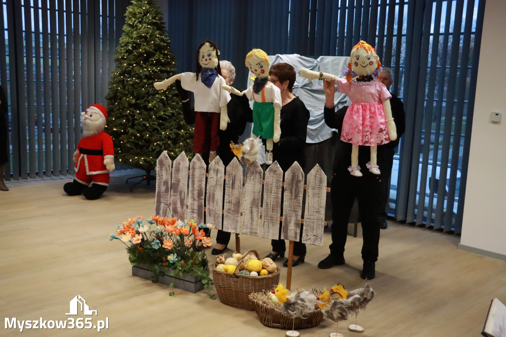 Fotorelacja: Spektakl lalkowy przygotowany przez Klub Seniora Koziołek  - Bajka PRZYGODY BOLKA I LOLKA