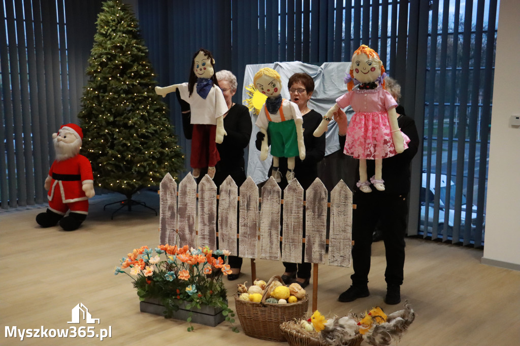 Fotorelacja: Spektakl lalkowy przygotowany przez Klub Seniora Koziołek  - Bajka PRZYGODY BOLKA I LOLKA