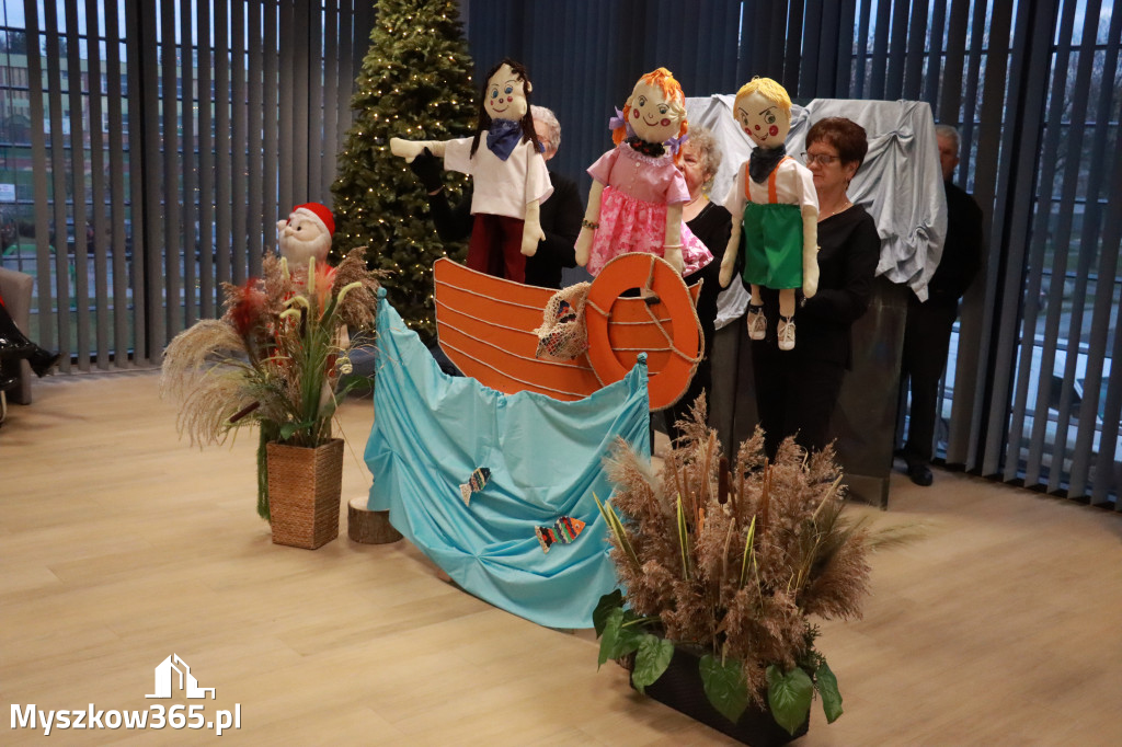 Fotorelacja: Spektakl lalkowy przygotowany przez Klub Seniora Koziołek  - Bajka PRZYGODY BOLKA I LOLKA