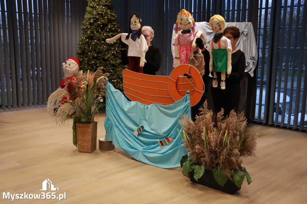 Fotorelacja: Spektakl lalkowy przygotowany przez Klub Seniora Koziołek  - Bajka PRZYGODY BOLKA I LOLKA