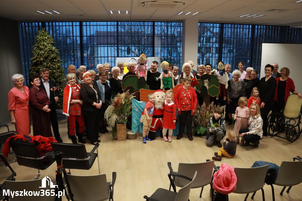 Fotorelacja: Spektakl lalkowy przygotowany przez Klub Seniora Koziołek  - Bajka PRZYGODY BOLKA I LOLKA