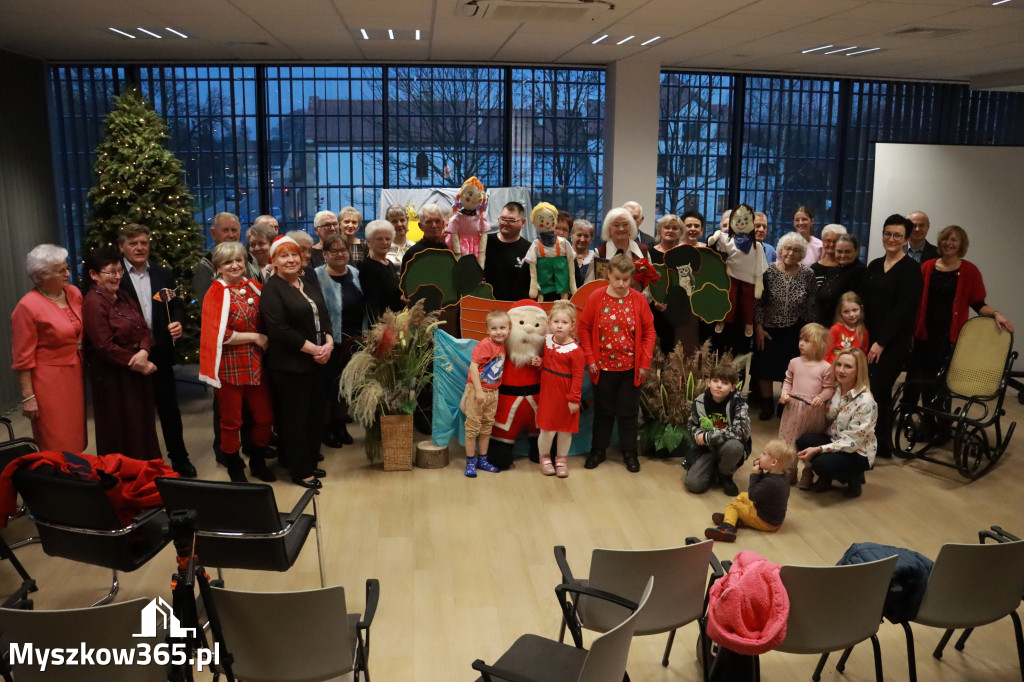 Fotorelacja: Spektakl lalkowy przygotowany przez Klub Seniora Koziołek  - Bajka PRZYGODY BOLKA I LOLKA