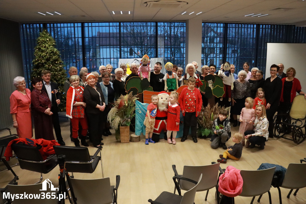 Fotorelacja: Spektakl lalkowy przygotowany przez Klub Seniora Koziołek  - Bajka PRZYGODY BOLKA I LOLKA