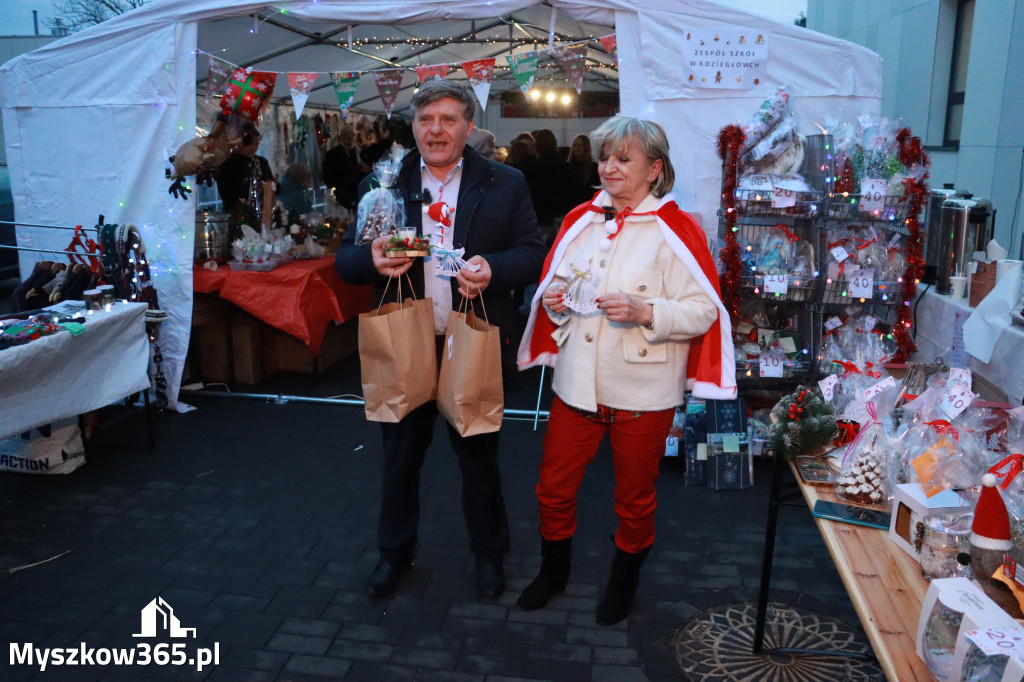 Fotorelacja: Spektakl lalkowy przygotowany przez Klub Seniora Koziołek  - Bajka PRZYGODY BOLKA I LOLKA