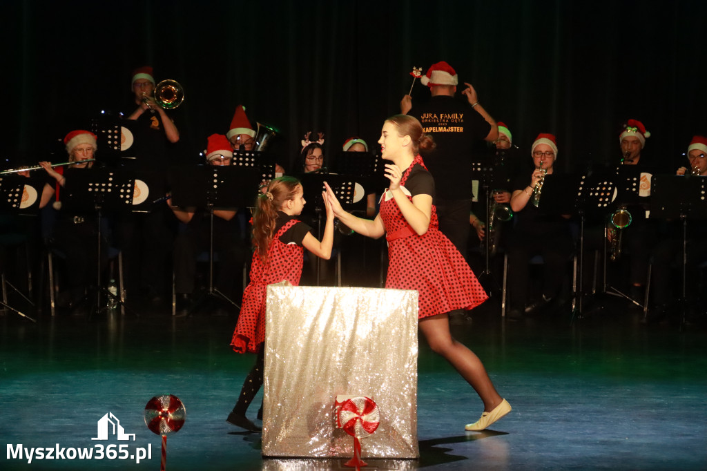 Fotorelacja: Spotkanie z Mikołajem i Rozświetlenie Choinki w Myszkowie