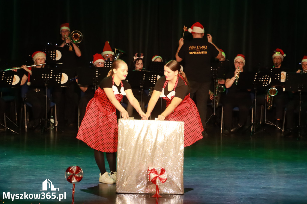 Fotorelacja: Spotkanie z Mikołajem i Rozświetlenie Choinki w Myszkowie