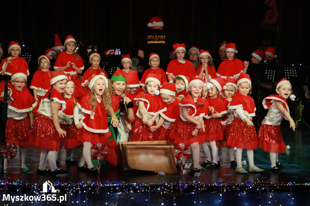 Fotorelacja: Spotkanie z Mikołajem i Rozświetlenie Choinki w Myszkowie
