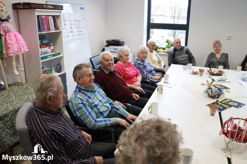 Fotorelacja: Wystawa z cyklu MOJE PASJE, HOBBY pani Lucyny Bąk członkini Klubu Seniora Koziołek