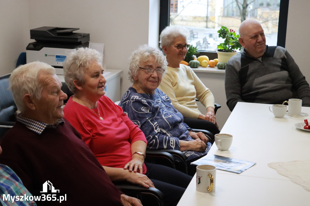 Fotorelacja: Wystawa z cyklu MOJE PASJE, HOBBY pani Lucyny Bąk członkini Klubu Seniora Koziołek