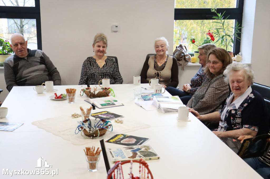 Fotorelacja: Wystawa z cyklu MOJE PASJE, HOBBY pani Lucyny Bąk członkini Klubu Seniora Koziołek