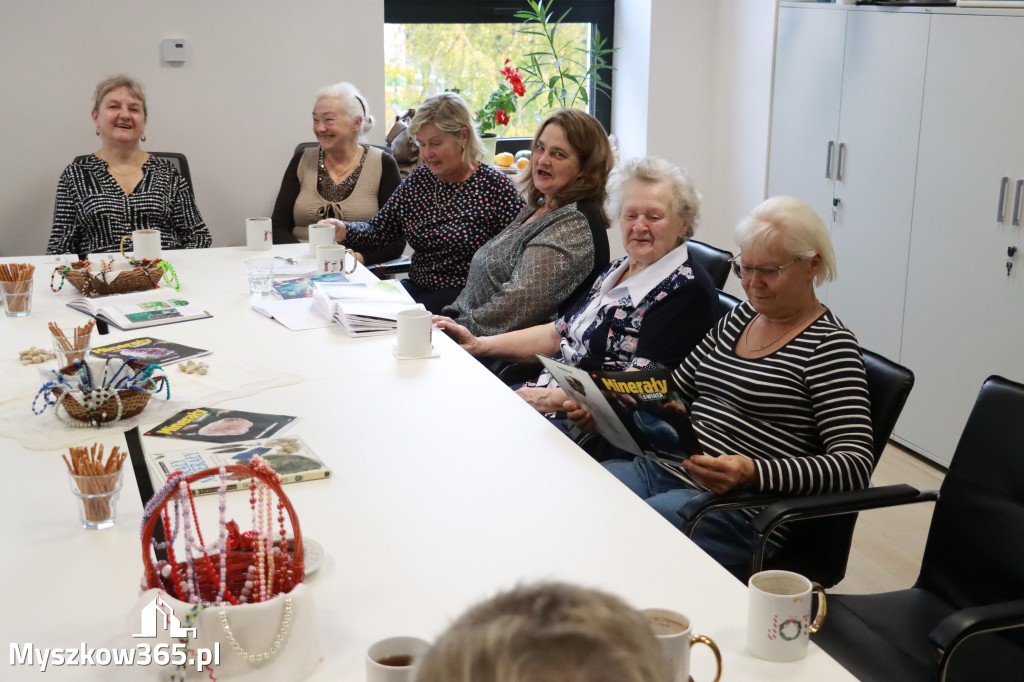 Fotorelacja: Wystawa z cyklu MOJE PASJE, HOBBY pani Lucyny Bąk członkini Klubu Seniora Koziołek