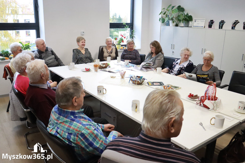 Fotorelacja: Wystawa z cyklu MOJE PASJE, HOBBY pani Lucyny Bąk członkini Klubu Seniora Koziołek