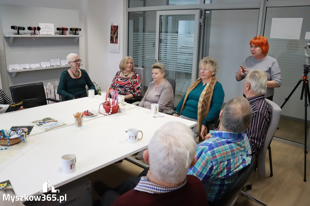 Fotorelacja: Wystawa z cyklu MOJE PASJE, HOBBY pani Lucyny Bąk członkini Klubu Seniora Koziołek