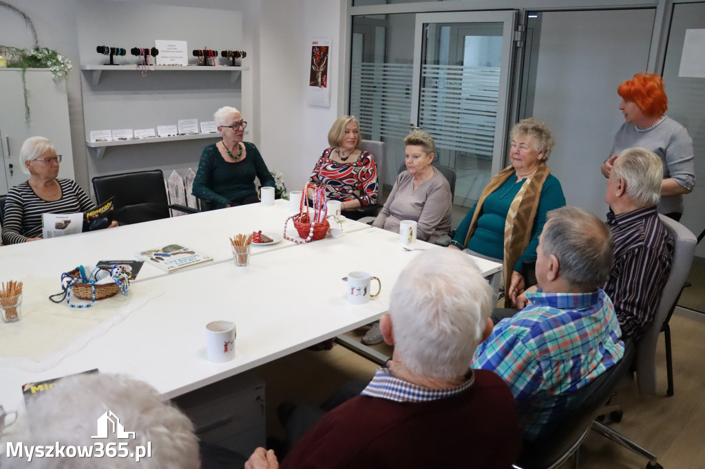 Fotorelacja: Wystawa z cyklu MOJE PASJE, HOBBY pani Lucyny Bąk członkini Klubu Seniora Koziołek