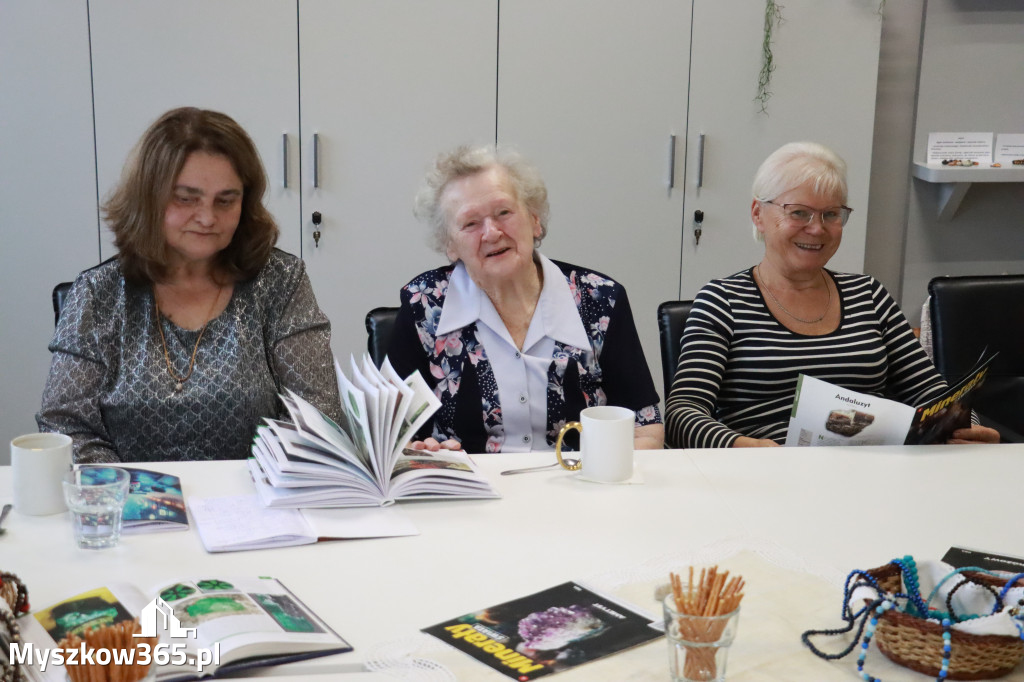 Fotorelacja: Wystawa z cyklu MOJE PASJE, HOBBY pani Lucyny Bąk członkini Klubu Seniora Koziołek