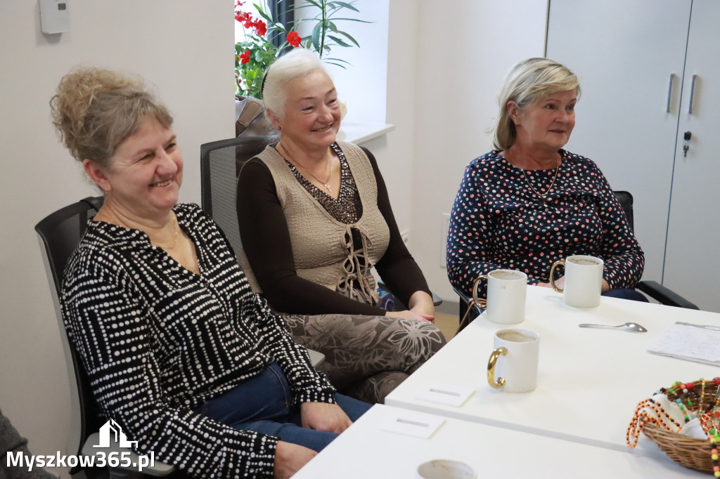 Fotorelacja: Wystawa z cyklu MOJE PASJE, HOBBY pani Lucyny Bąk członkini Klubu Seniora Koziołek