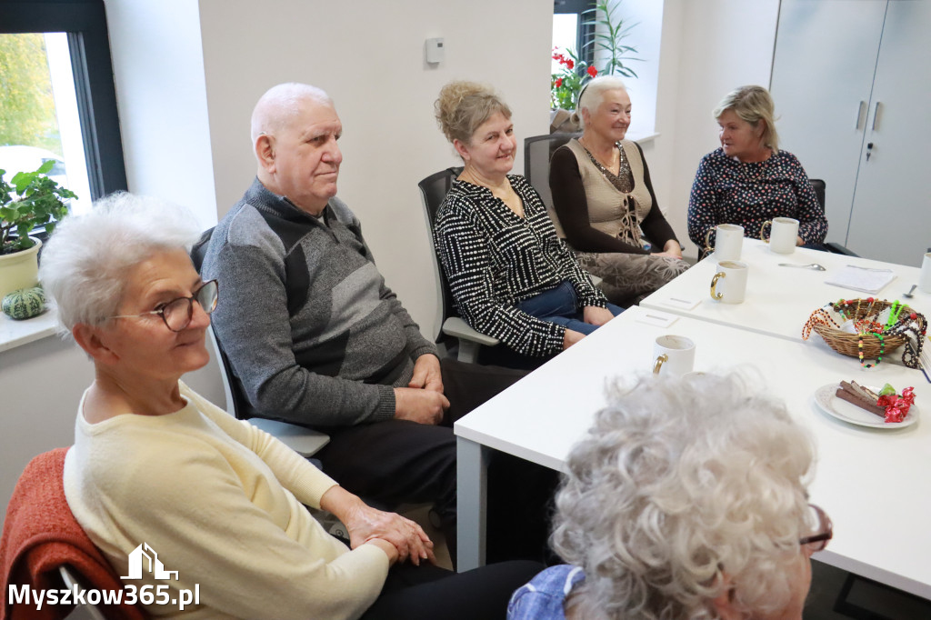 Fotorelacja: Wystawa z cyklu MOJE PASJE, HOBBY pani Lucyny Bąk członkini Klubu Seniora Koziołek