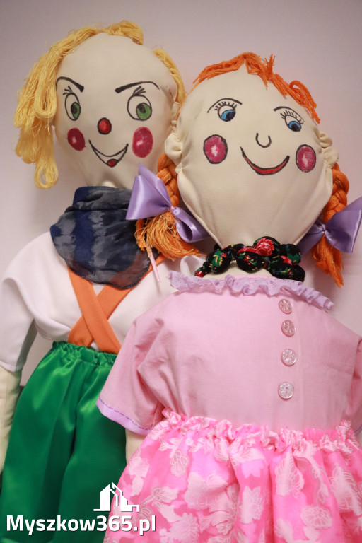 Fotorelacja: Wystawa z cyklu MOJE PASJE, HOBBY pani Lucyny Bąk członkini Klubu Seniora Koziołek