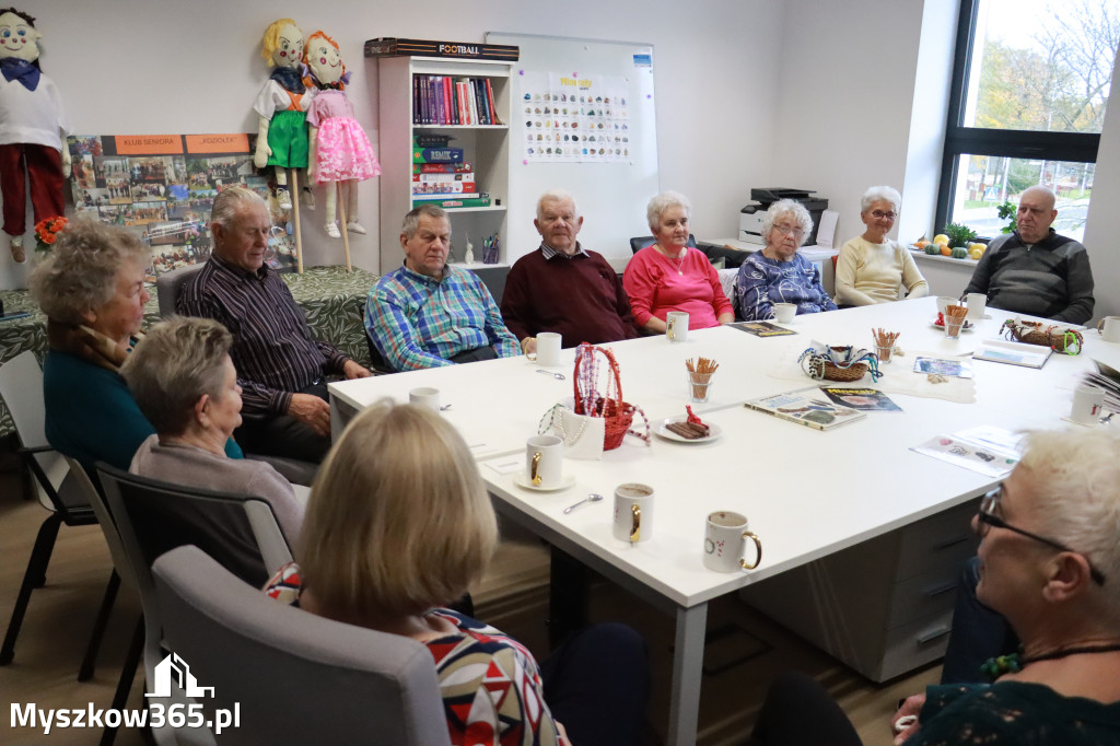 Fotorelacja: Wystawa z cyklu MOJE PASJE, HOBBY pani Lucyny Bąk członkini Klubu Seniora Koziołek