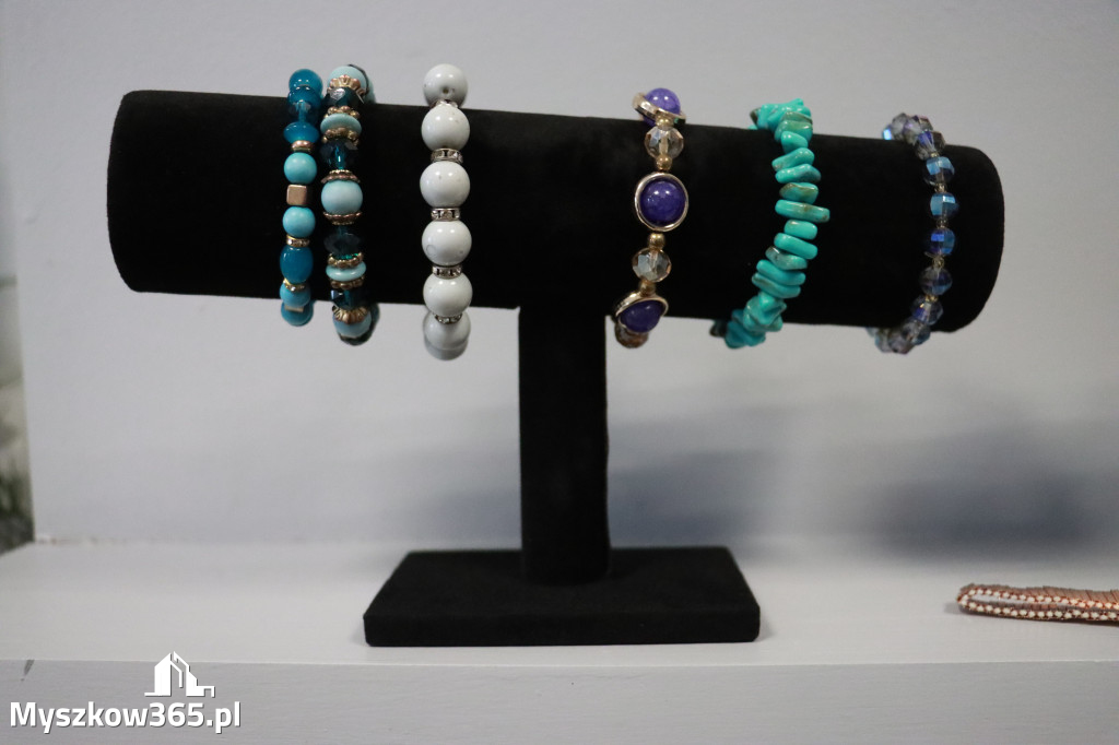 Fotorelacja: Wystawa z cyklu MOJE PASJE, HOBBY pani Lucyny Bąk członkini Klubu Seniora Koziołek