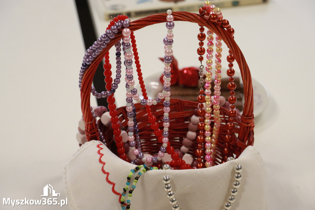 Fotorelacja: Wystawa z cyklu MOJE PASJE, HOBBY pani Lucyny Bąk członkini Klubu Seniora Koziołek