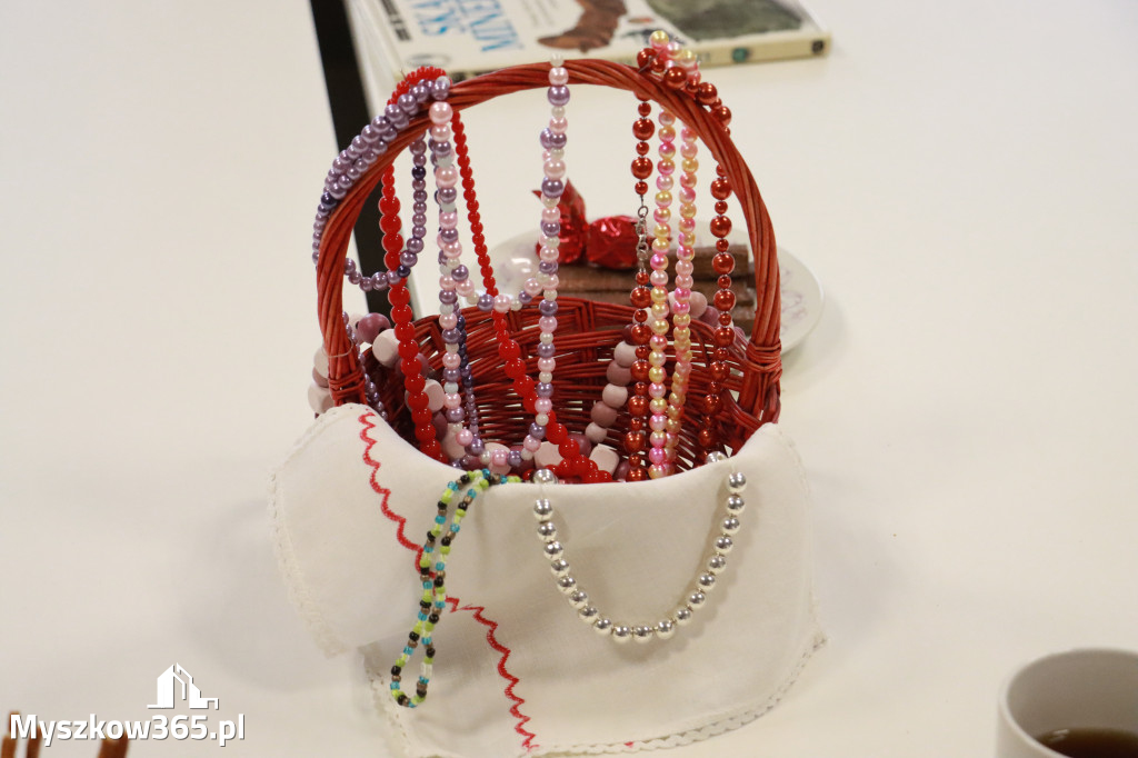 Fotorelacja: Wystawa z cyklu MOJE PASJE, HOBBY pani Lucyny Bąk członkini Klubu Seniora Koziołek